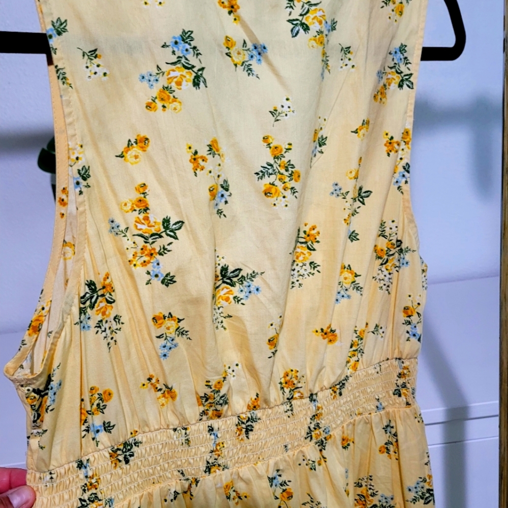 Yellow  open front  💛 dress